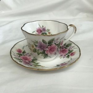 BEAUTIFUL Queens Tea Cup and Saucer